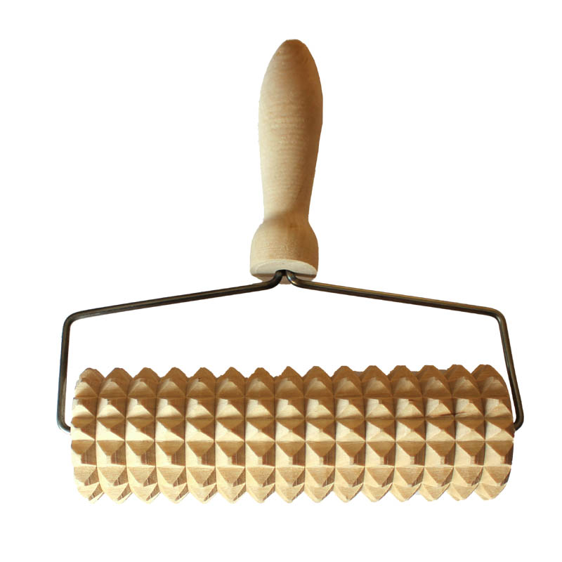 Kruskavel med smidigt bygelhandtag. En kavel som är populär bland de som bakar sitt eget knäckebröd och tunnbröd. Längd: 150mm. Diameter: 50mm