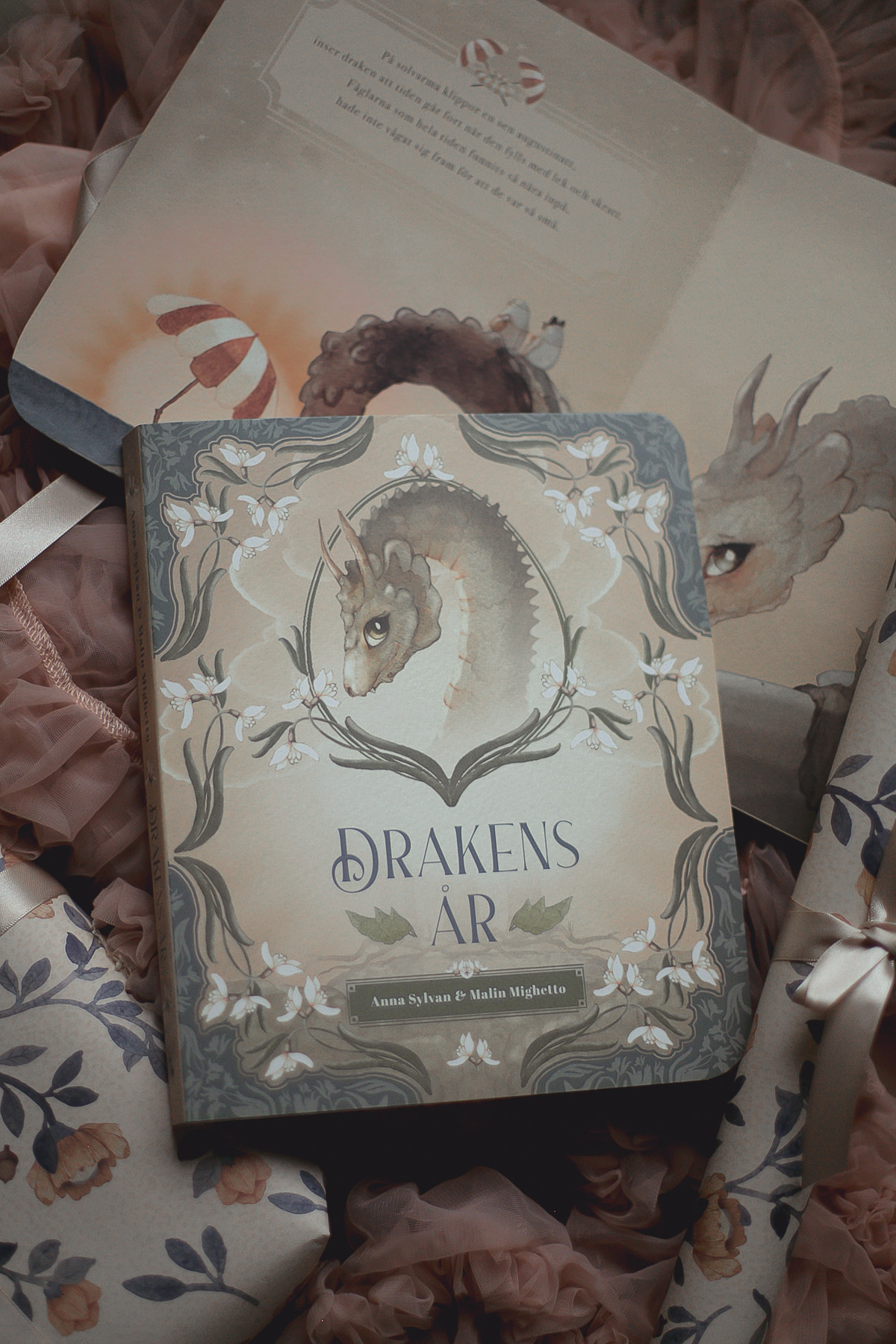 Mrs Mighetto - Pekbok, "Drakens år" 0-3 år - 4