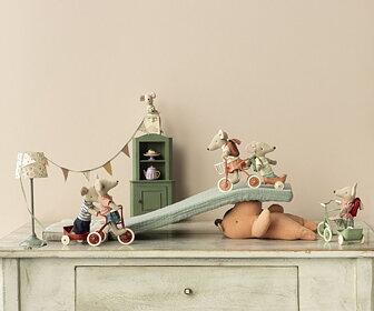 Maileg - Tricycle hanger Mouse, röd