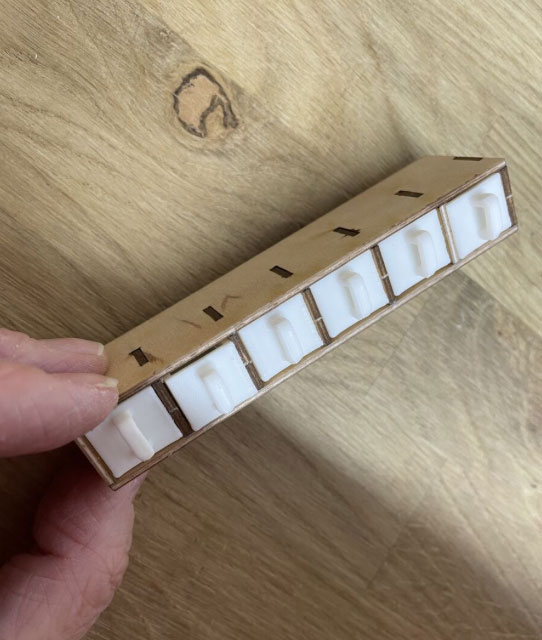 Underhylla med lådor i plast-  i plywood och plast-från Nukkekoti Väinölä