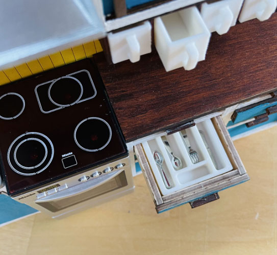 Underhylla med lådor i plast-  i plywood och plast-från Nukkekoti Väinölä - 3