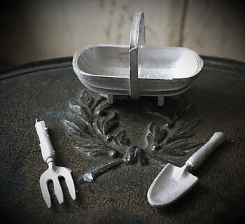 Garden kit - unpainted in metal from Alison Davies