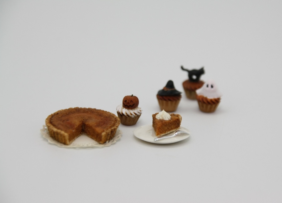 4 unpainted halloween cupcakes - kit from Art of Mini - 2