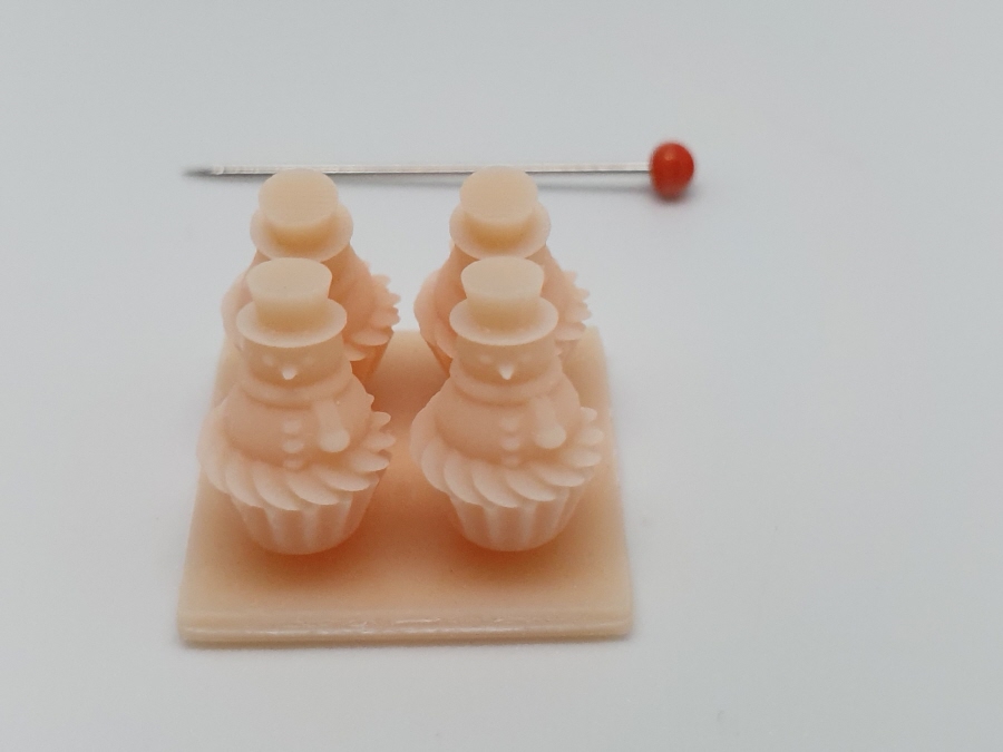 Unpainted resin snowmen cupcakes - from Art of Mini - 2