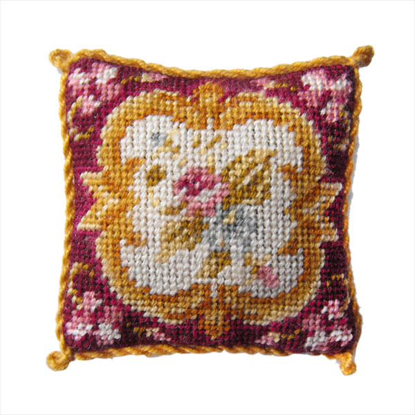 Broderikit kudde: "Aubusson Plum". 3x3 cm