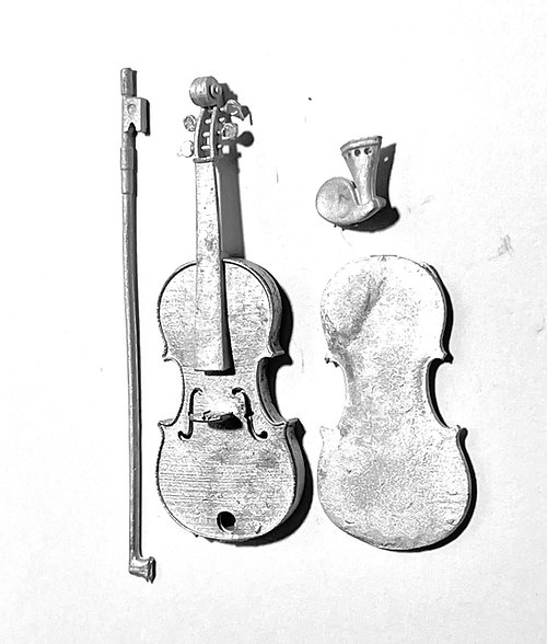Violin med stråke - omålat i metall - från Alison Davies