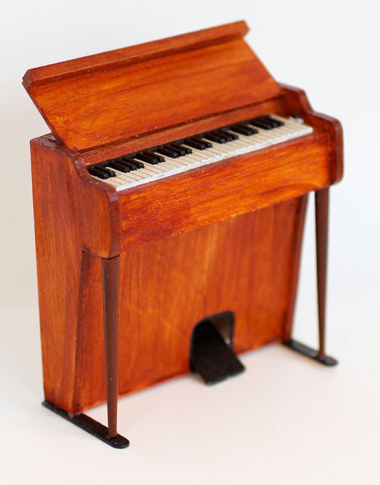 Piano - byggsats i plywood-från Nukkekoti Väinölä