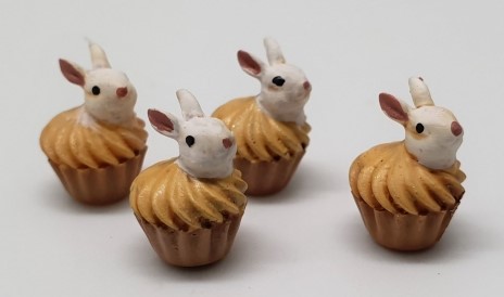 Fyra omålade cupcakes med kaniner - i resin - från Art of Mini