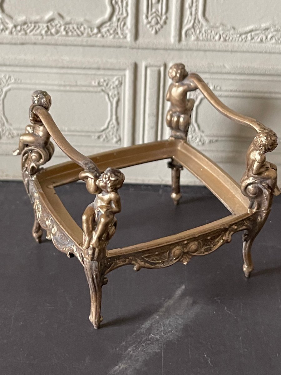 En "snidad" stol 1860 med putti- omålad av resin - från Alison Davies - 3