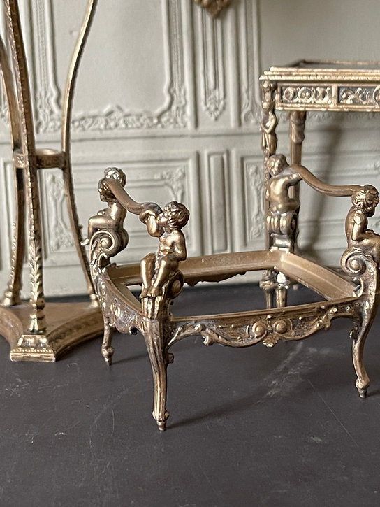 En "snidad" stol 1860 med putti- omålad av resin - från Alison Davies