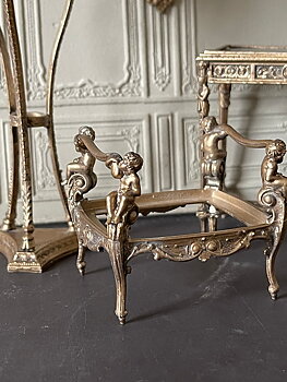 En "snidad" stol 1860 med putti- omålad av resin - från Alison Davies
