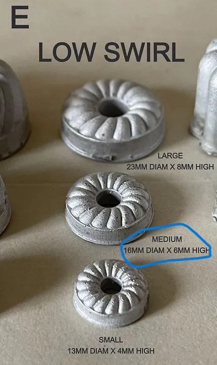 Bakform i metall, liten  -rostig- från Alison Davies - 2