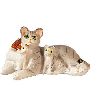 Katt liggande med kattungar