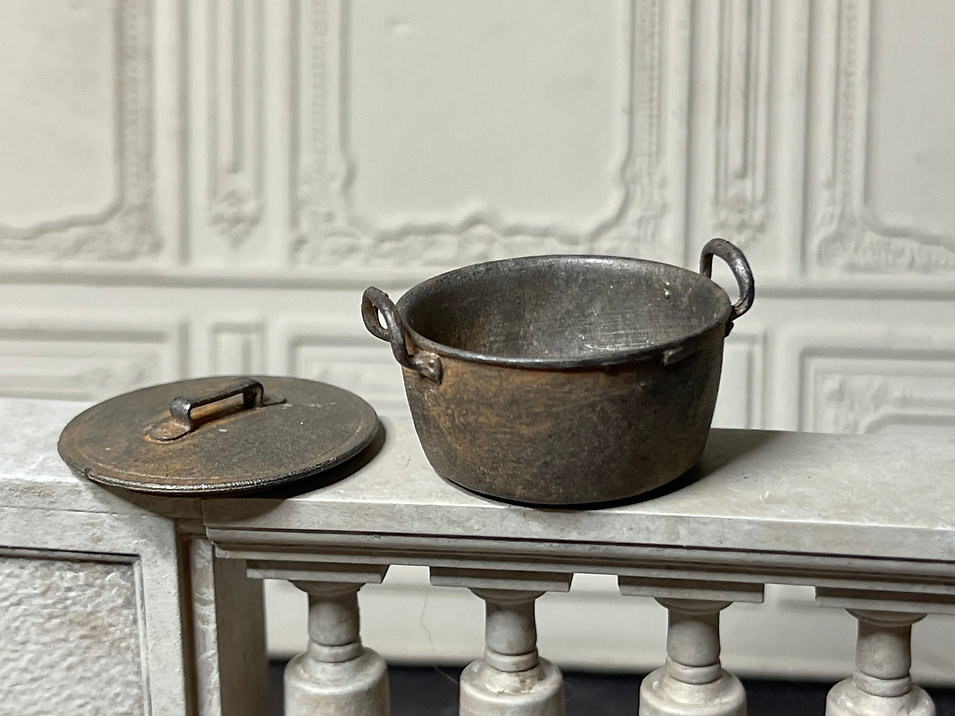 low cooiking pot with lid - patineted - rosty - Alison Davies
