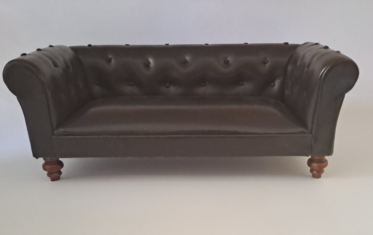Mörk brun soffa - klassisk Chesterfieldsoffa