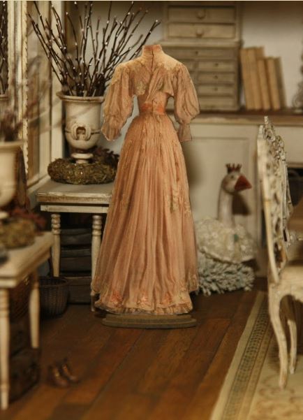 Standing day dress made in wood for decration- from Art of Mini - 2