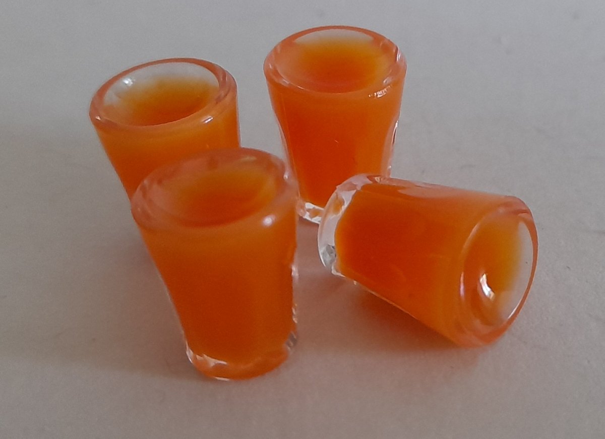 Glas med apelsinjos set av 4