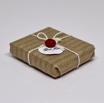 Christmas present -red  dot- Sandra Vikström