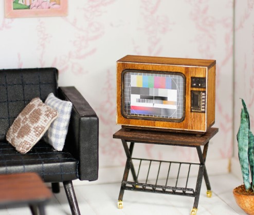 TV - byggsats i plywood-från Nukkekoti Väinölä