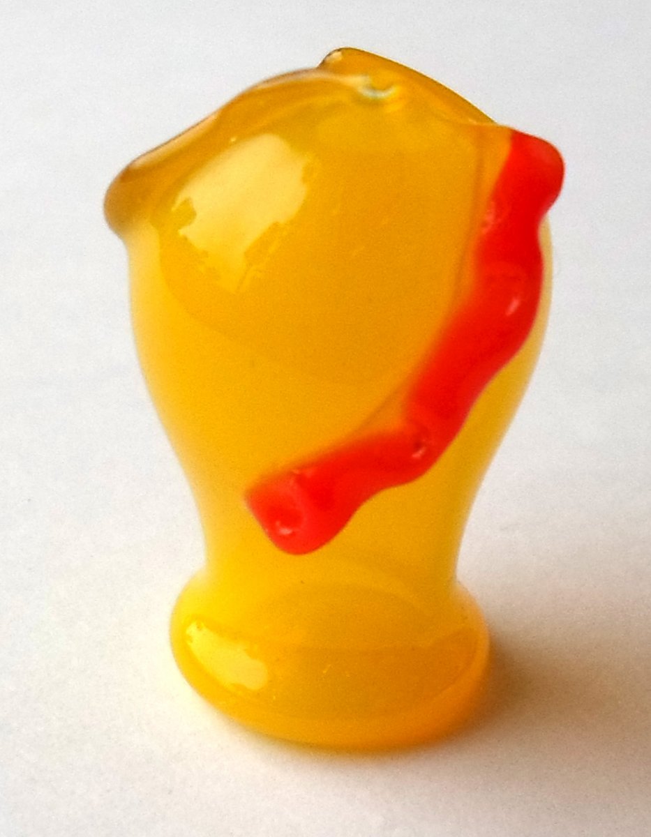 glas vas gul med röd rand