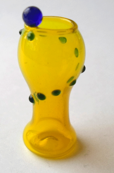glas vas gul med blåa prickar