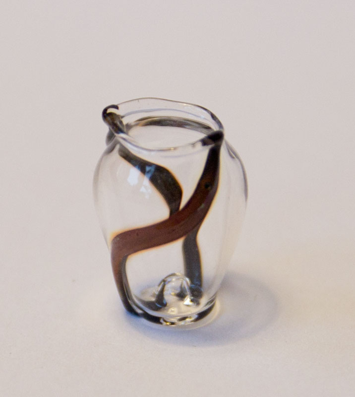 glasvas med bruna ränder