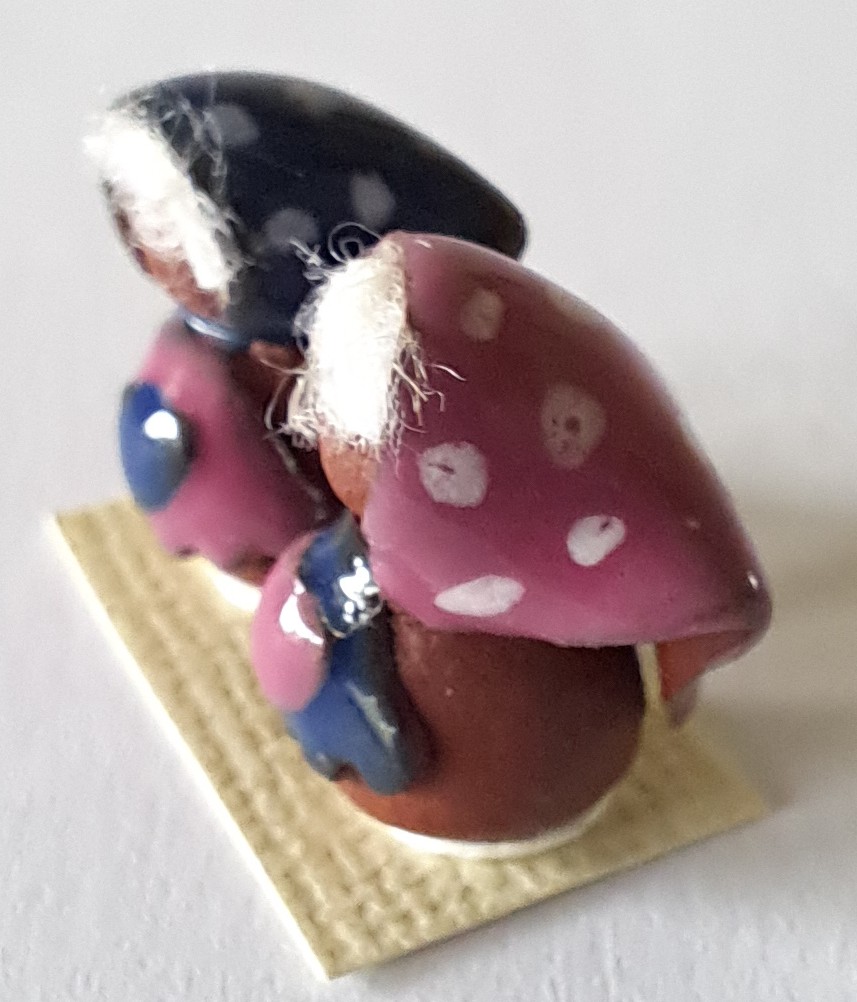 Två gummor i keramik - 2