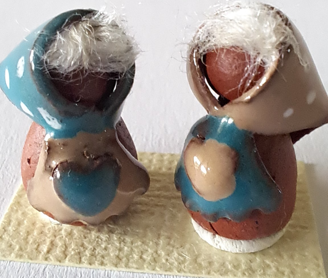 Två gummor i keramik