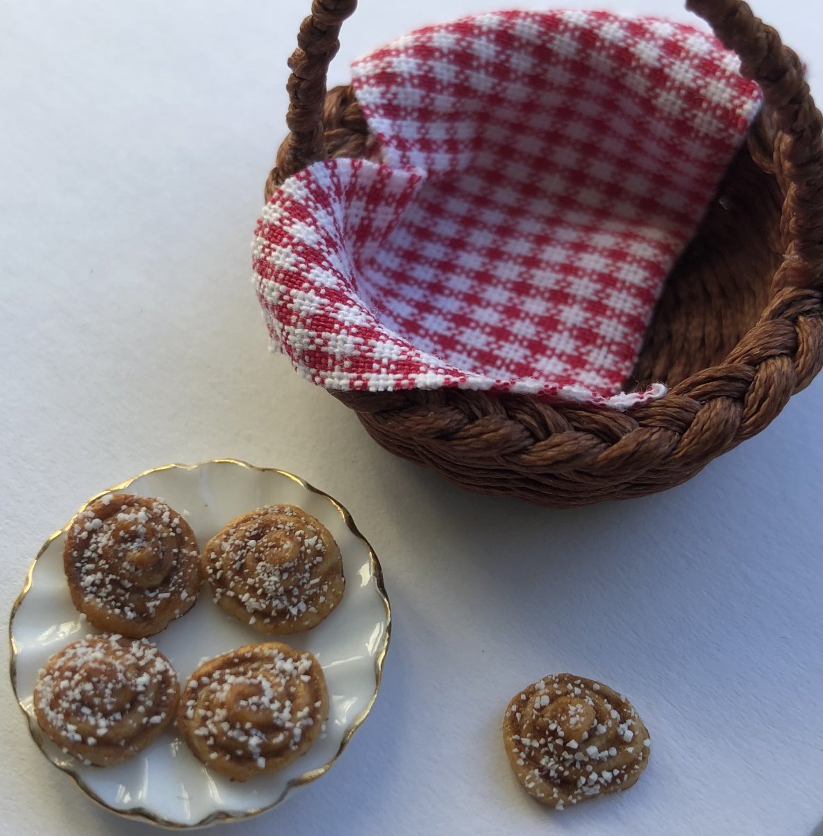 Fika korg med kanelbullar -Charlotte Jagter- utländskt hantverk - 2
