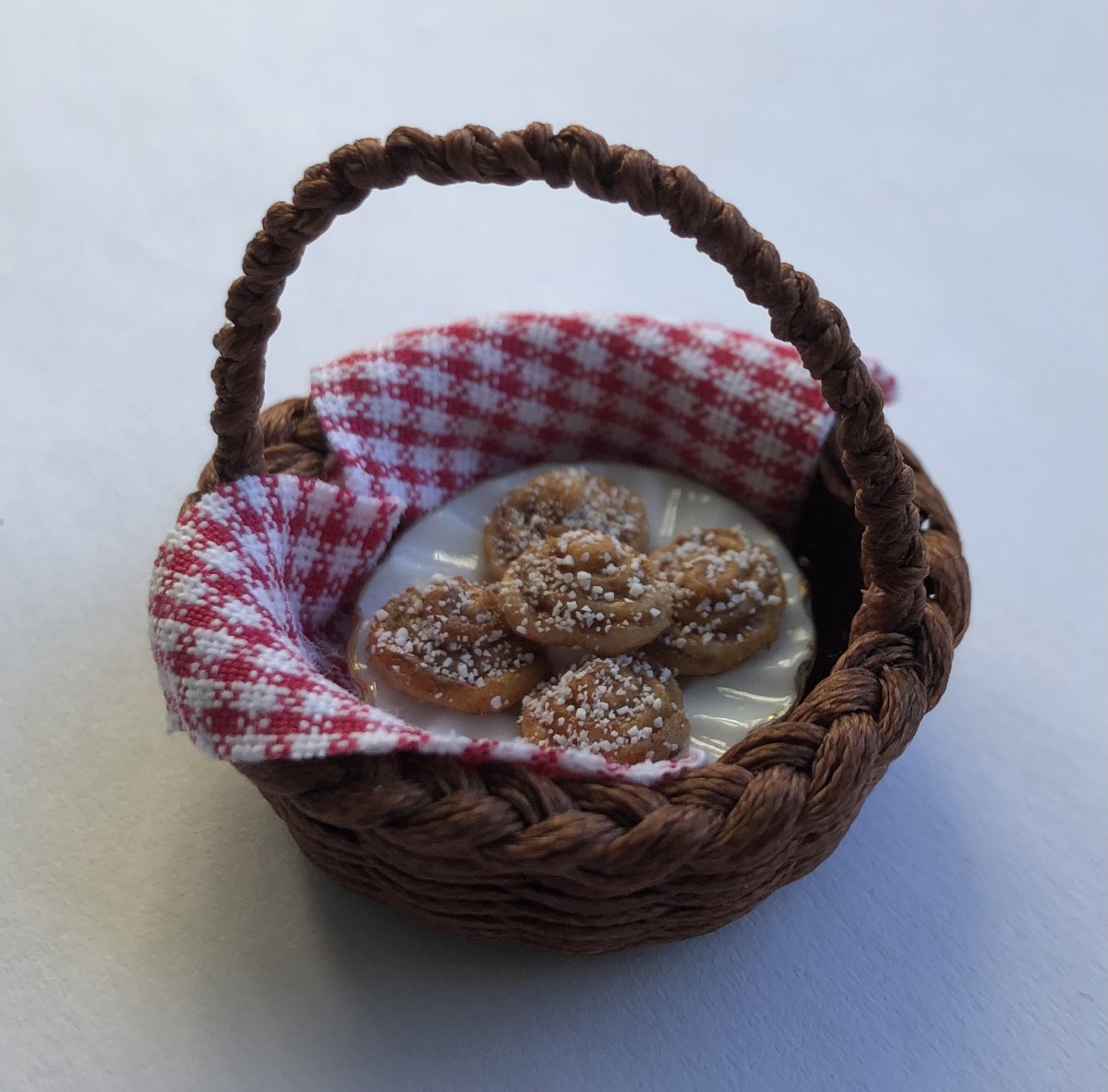 Fika korg med kanelbullar -Charlotte Jagter- utländskt hantverk
