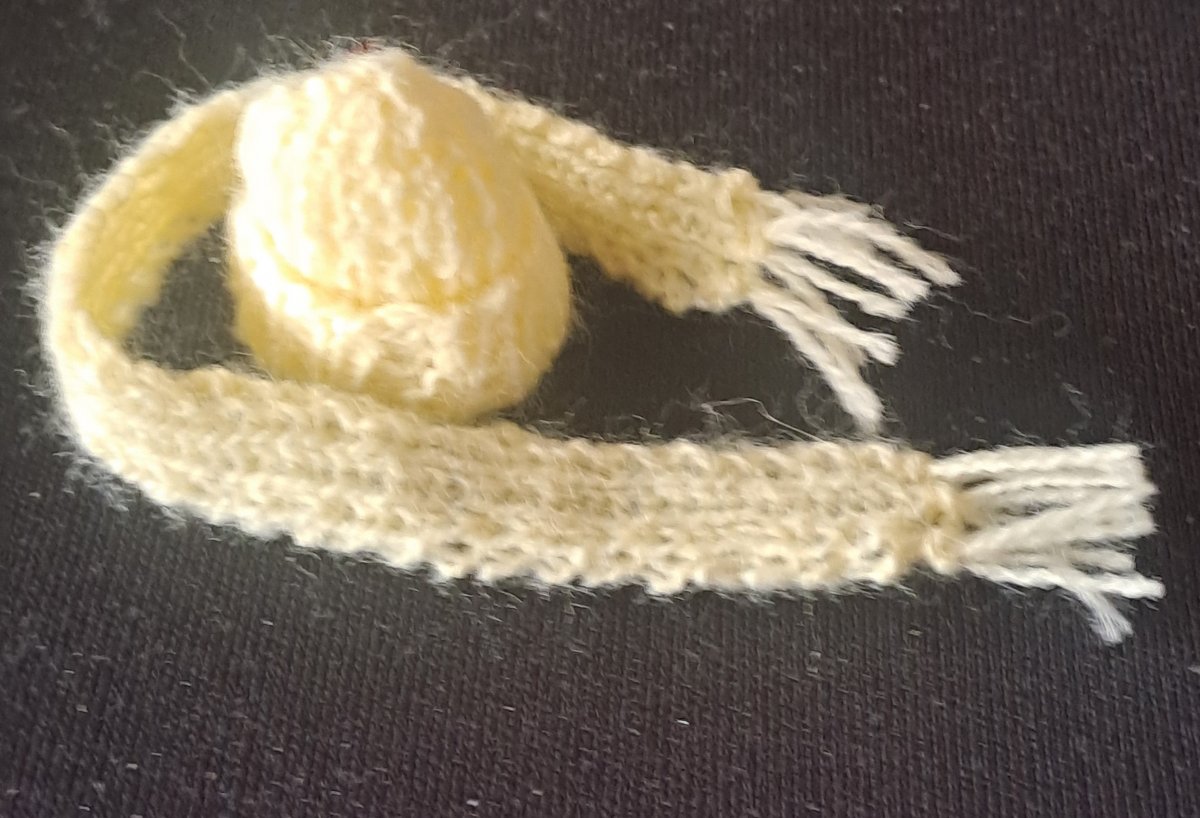 Beige stickad mössa och halsduk