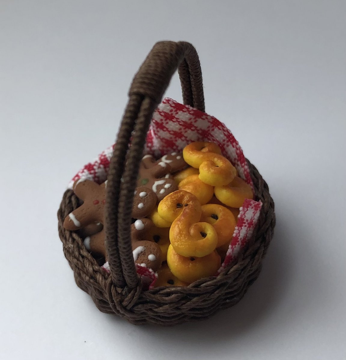Julkorg med lussebulllar och pepparkaksgubbar -Charlotte Jagter- utländskt hantverk