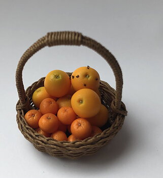 Xmas basket with oranges, clementines and oranges with cloves-Charlotte Jagter
