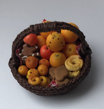 Xmas basket with oranges, clementines and oranges with cloves-Charlotte Jagter