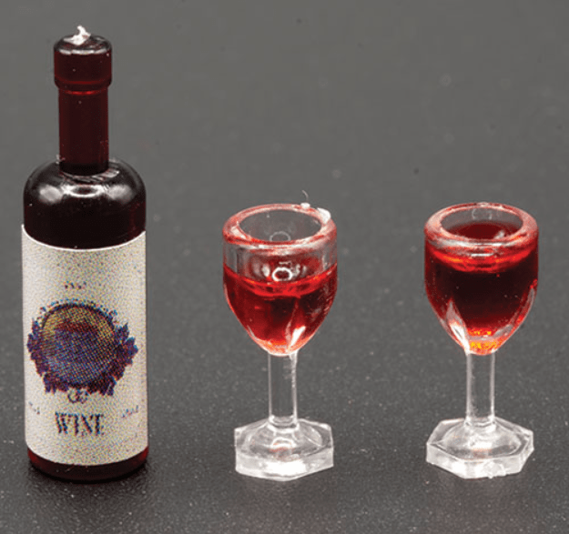 Vinglas 2 st "med rött vin i" samt flaska
