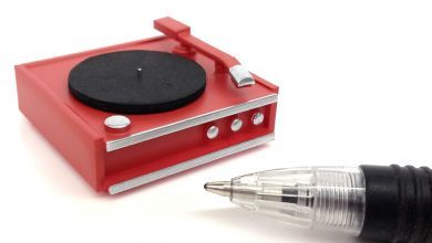 Vinylspelare i rött  - grammofon- handgjord i England