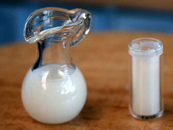 Glas med mjölk + tillbringare