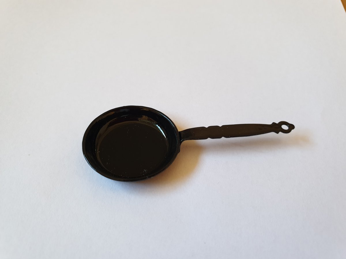 Frying pan black