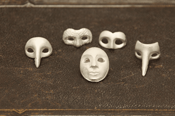 Fem omålade venetianska masker från Art of Mini