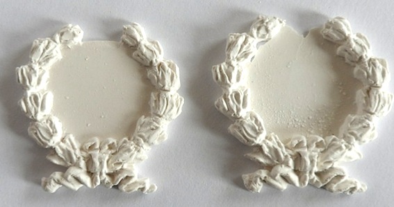 A pair of decorations rosette- hard casting plaster