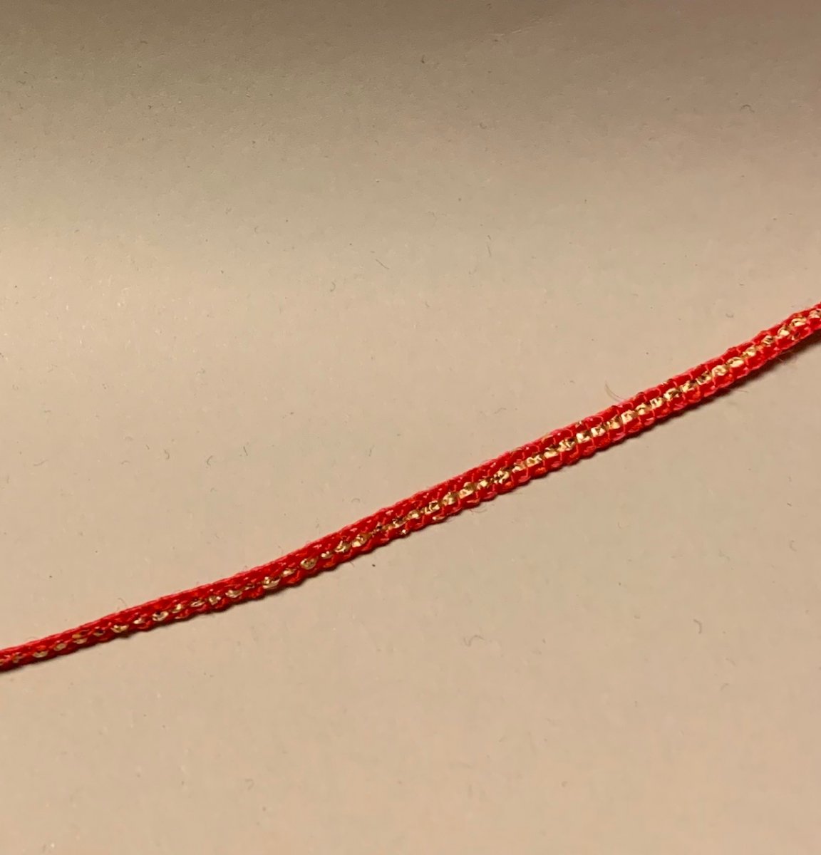 Rött band med guld 1m
