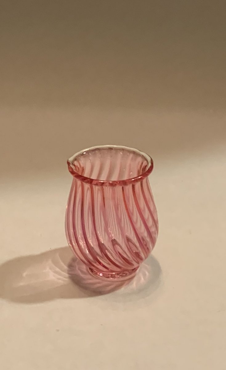Handblåst tranbärsfärgad tulpanvas i glas - engelskt hantverk