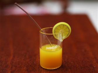 Glas med apelsinjos och citronskiva