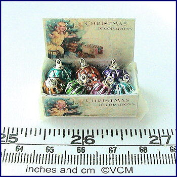 Displaybox med julkulor  - från Valerie Claire Miniatures