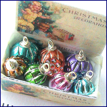 Displaybox med julkulor  - från Valerie Claire Miniatures - 2