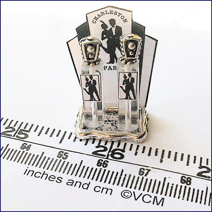 Display med två flaskor -  kit från Valerie Claire Miniatures