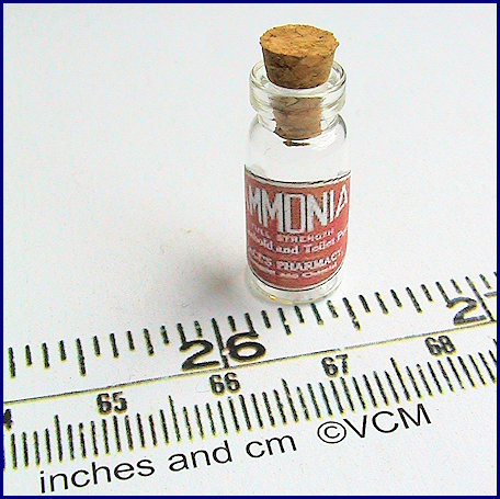 Flaska med ammoniaketikett-  kit från Valerie Claire Miniatures