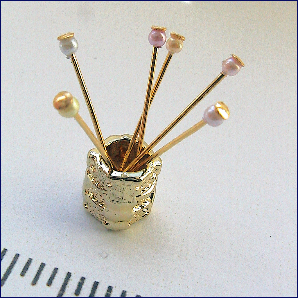 Hattnålar i ställ - brun-  från Valerie Claire Miniatures