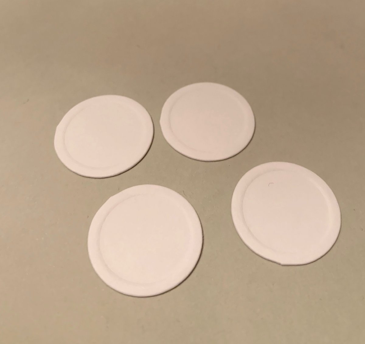 Fyra tallrikar i papper 2,5 cm