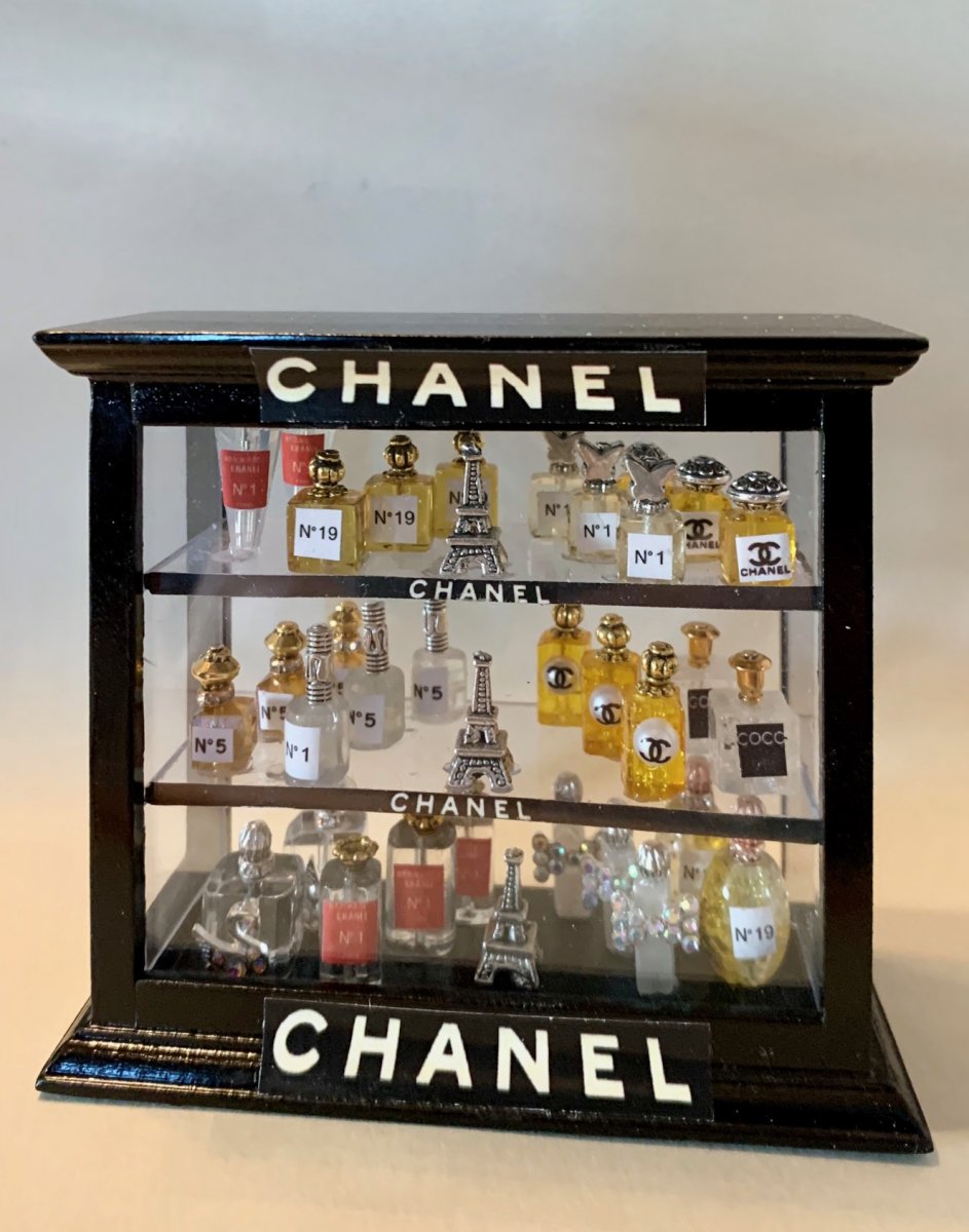 BEAUTIFUL PERFUME SHOP DISPLAY CABINET